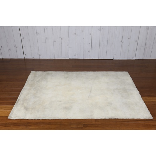 FLUFFY CREAM RUG